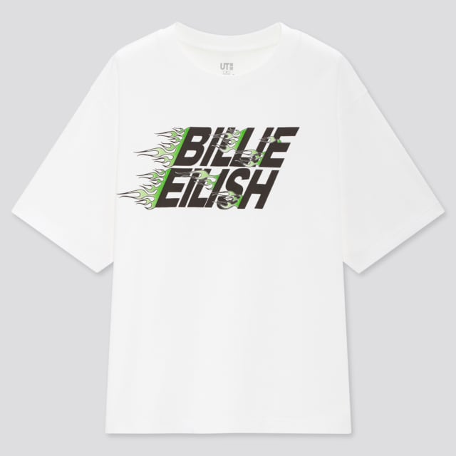 胸元に英字グラフィックがプリントされた白Tシャツ