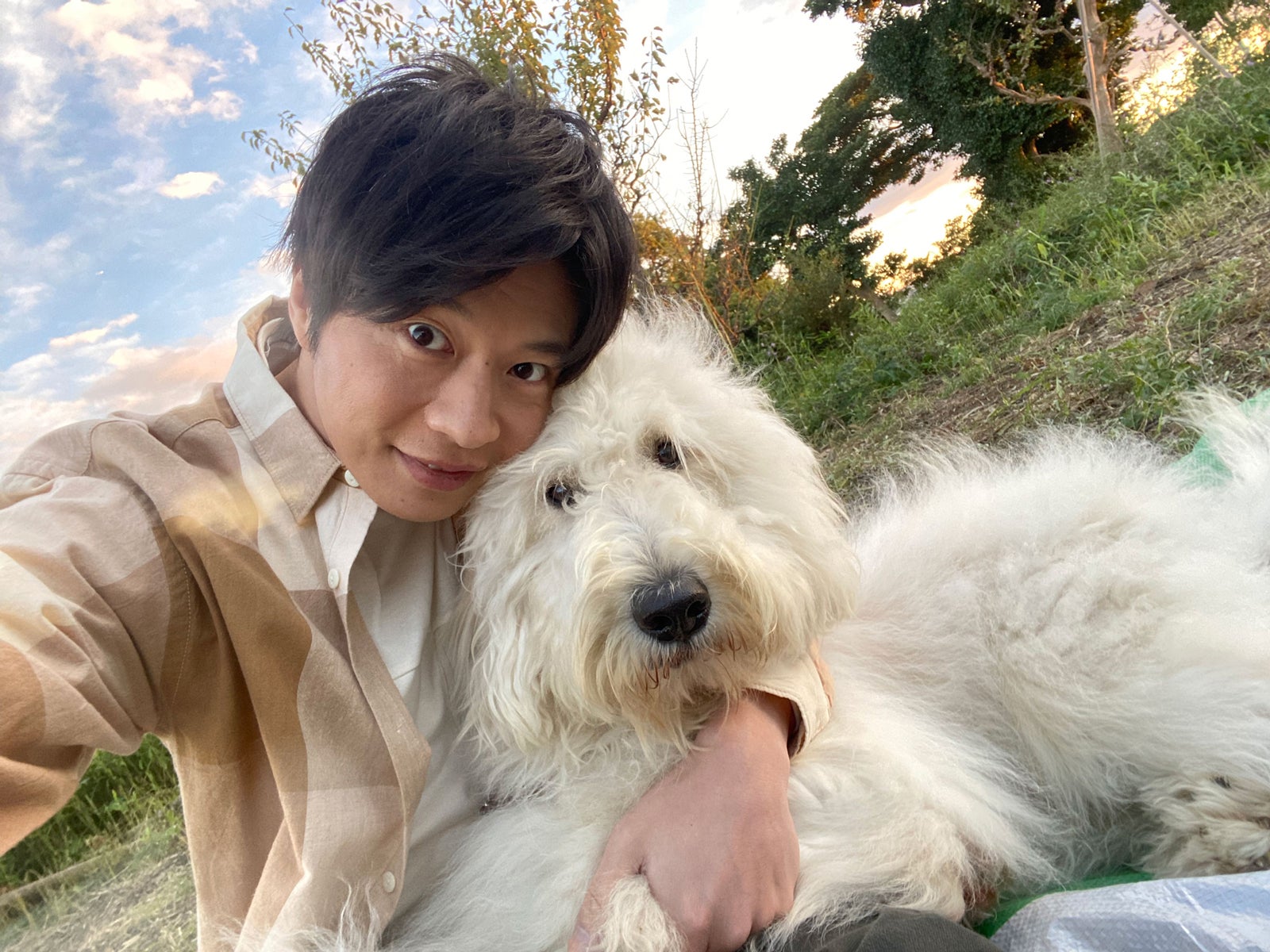 田中圭「お前可愛いな」俳優犬ベックを溺愛 “癒し系コンビ”の仲良しオフショット映像解禁＜ハウ＞