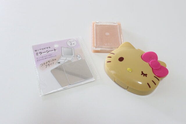 セリアのコスメに貼れる貼ってはがせるミラーシート