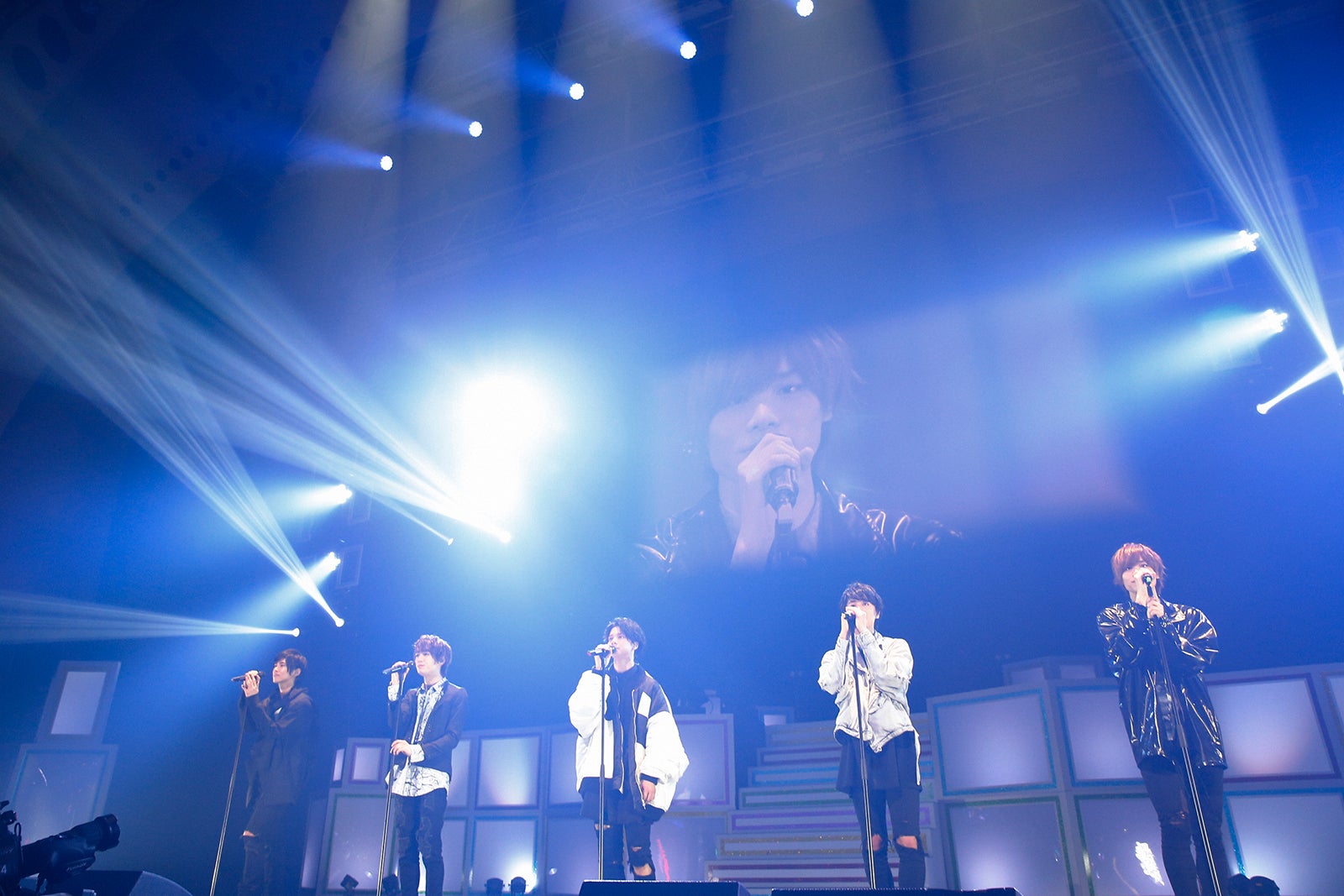 モノトーンのカジュアルな衣装も着こなし／写真： Rie Suwaki（MAXPHOTO）