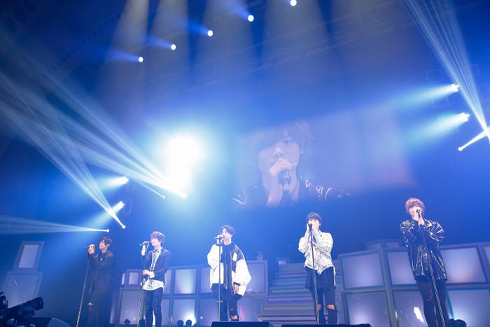 モノトーンのカジュアルな衣装も着こなし/写真: Rie Suwaki(MAXPHOTO)