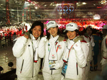 歓喜の五輪金から20年 荒川静香さんの近影に反響「メガネかけたお顔に萌えました」「お美しい」