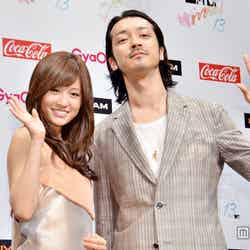 「MTV VIDEO MUSIC AWARDS JAPAN 2013」のMCを務めることになった前田敦子（左）と金子ノブアキ（右）