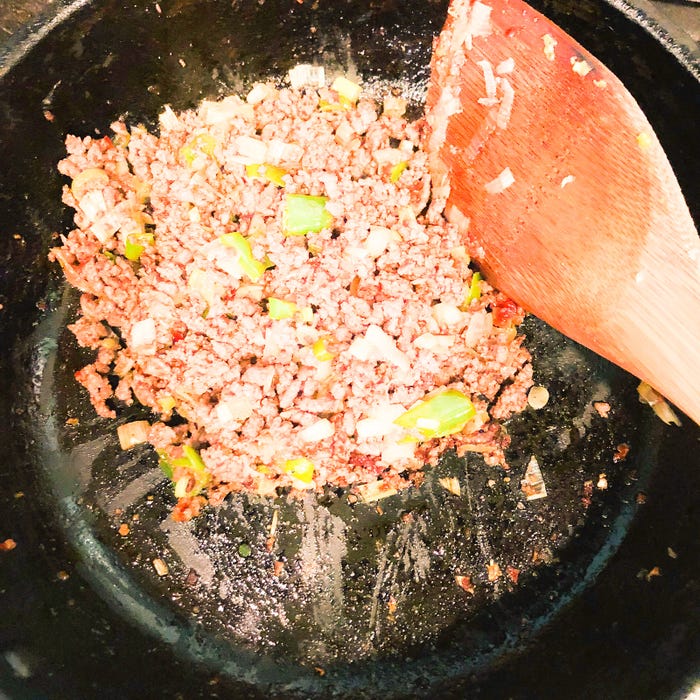 手順2:長ネギ、ひき肉を炒める/画像提供:柏原歩