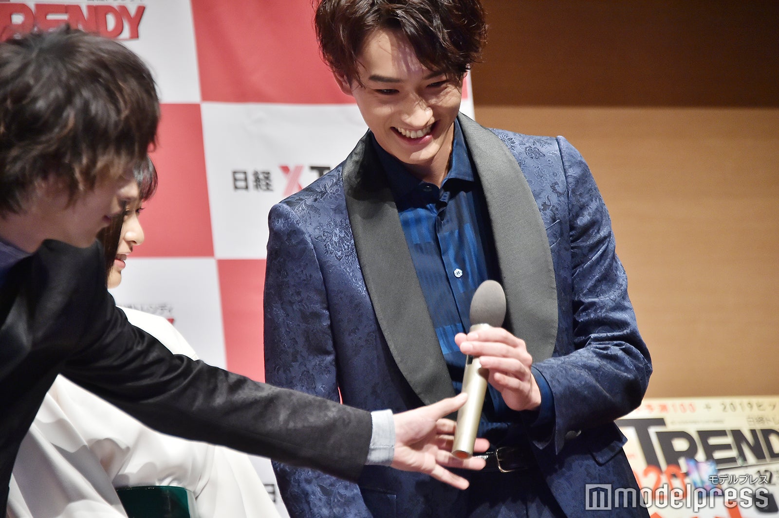 杉野遥亮（右）に自分のマイクを差し出す横浜流星（左）（C）モデルプレス