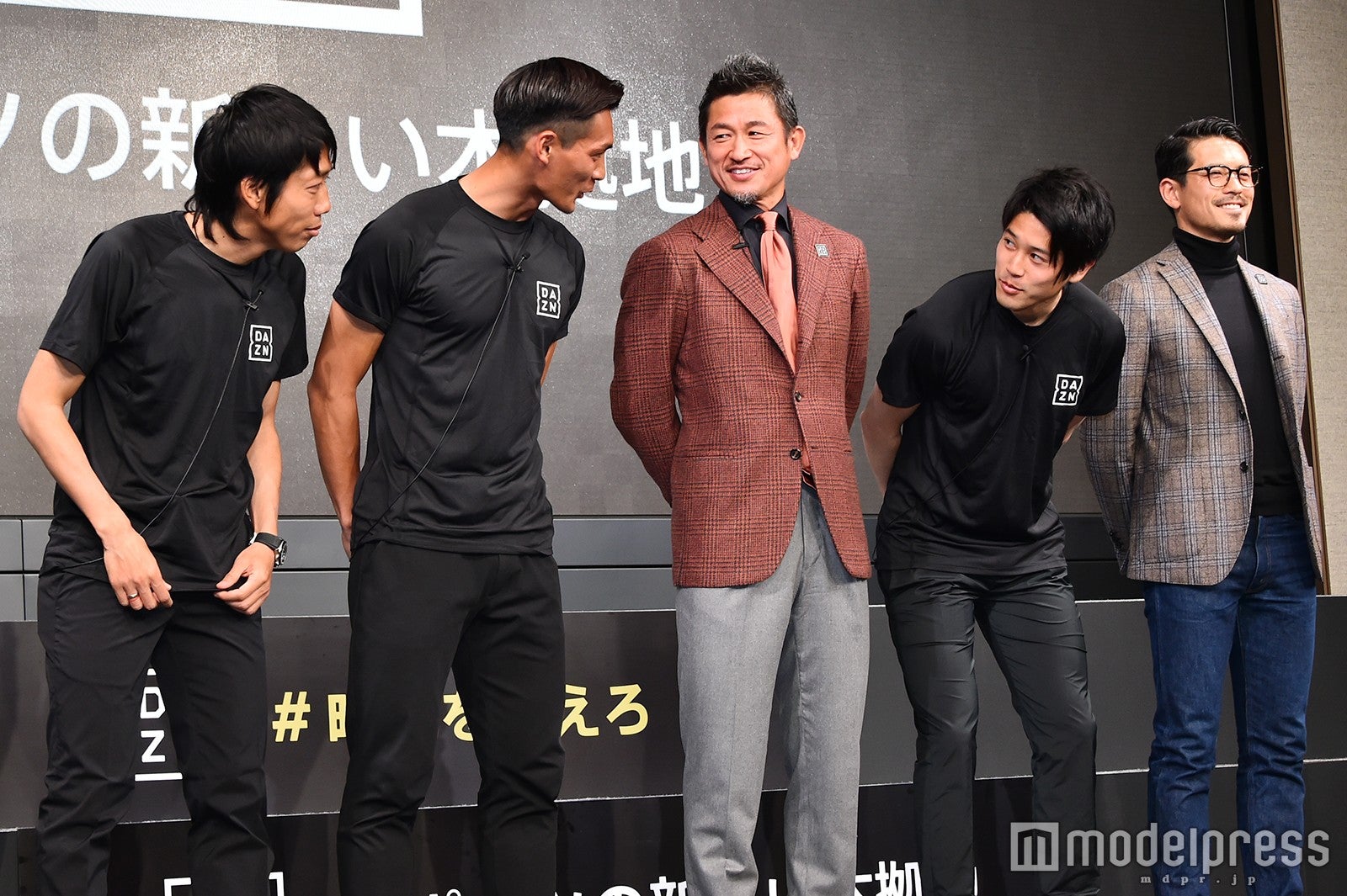 フォトセッションの立ち位置を確認しあって笑っているシーン （C）モデルプレス