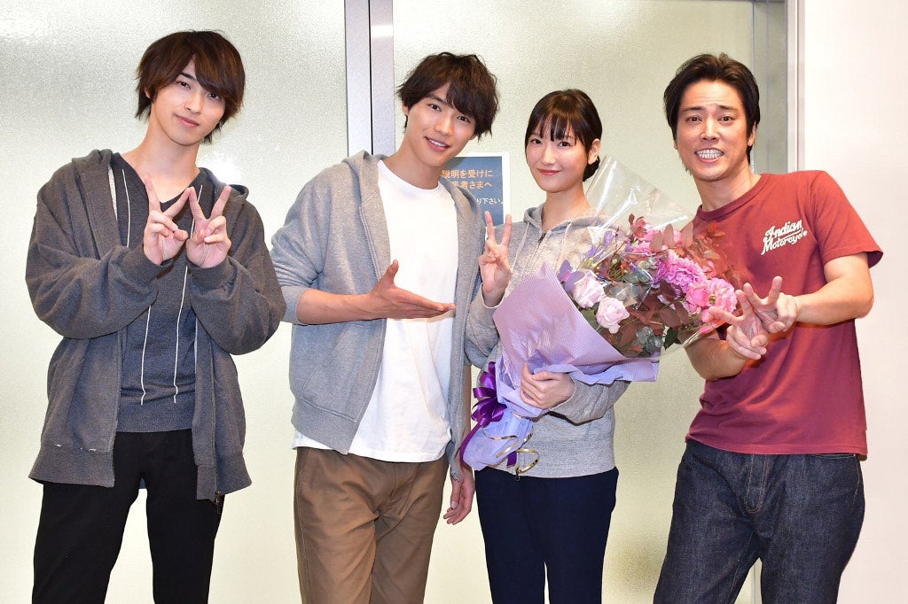 福士蒼汰・菜々緒ら「4分間のマリーゴールド」撮了 “家族”完走にハグで歓喜