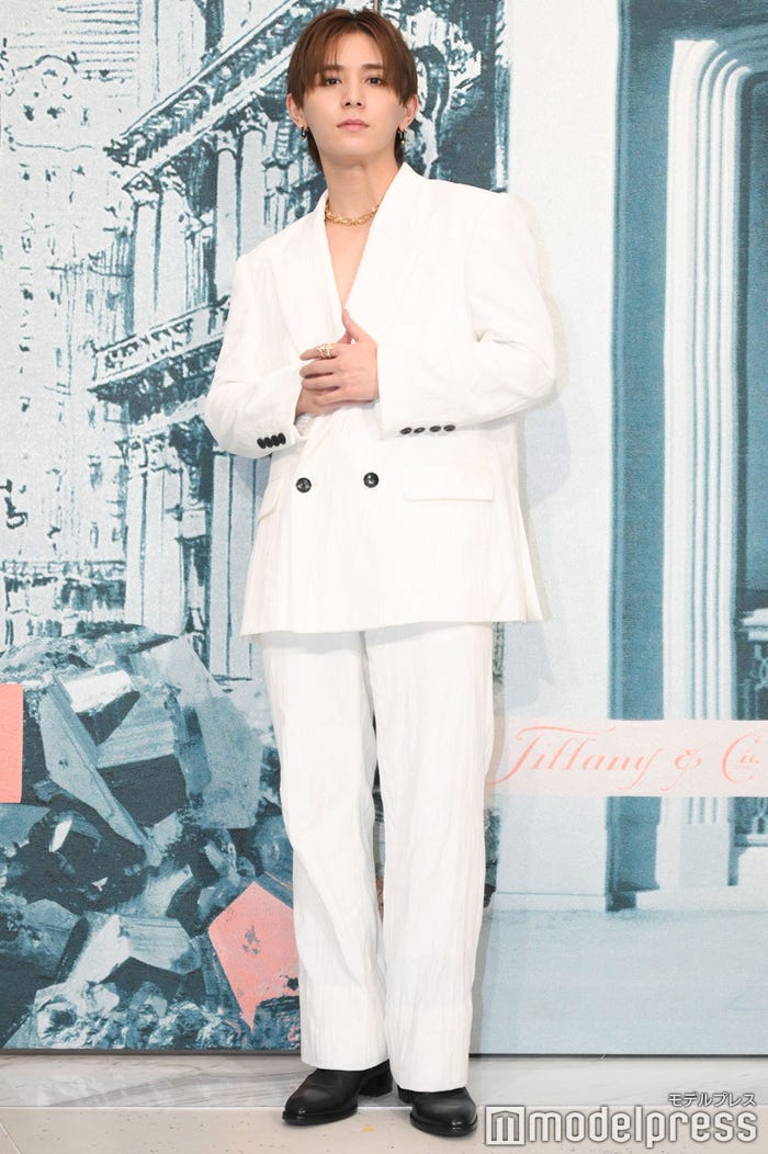 純白スーツが美しい山田涼介(C)モデルプレス