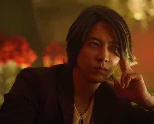 山下智久、笠松将と想像搔き立てられる女性抱擁シーン解禁“クソホスト”役演じる<TOKYO VICE>
