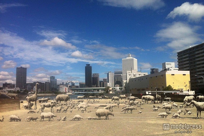 屋外ビアガ併設の巨大アート空間がオープン 光る浮き輪パレードも
