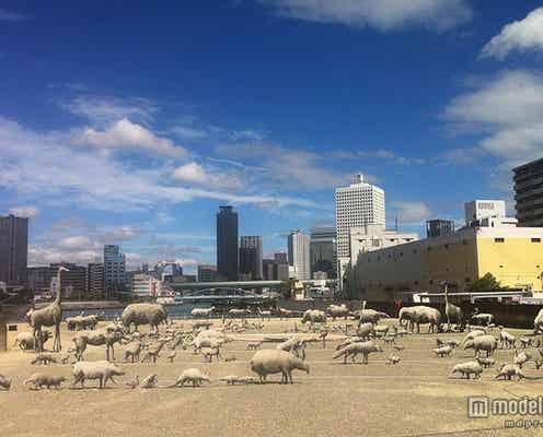 屋外ビアガ併設の巨大アート空間がオープン 光る浮き輪パレードも