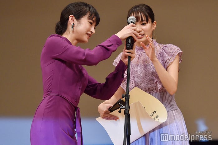 関水渚のマイク位置を直す門脇麦 (C)モデルプレス