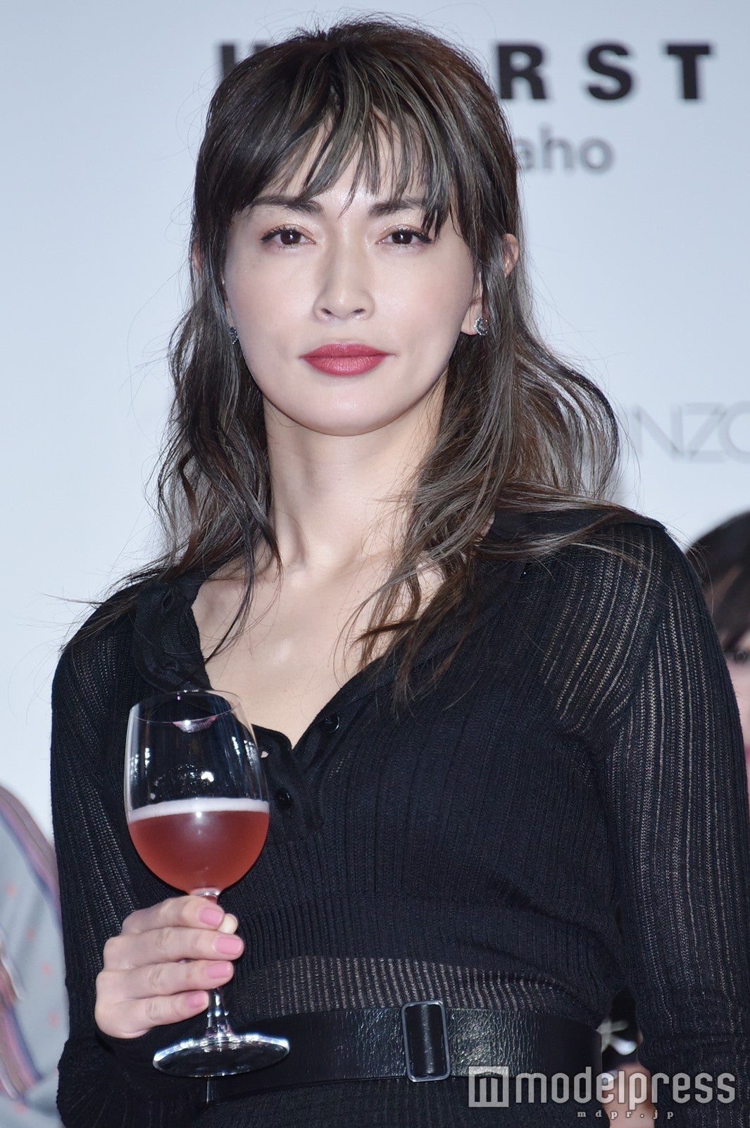 長谷川京子、胸元セクシースタイルで登場 - モデルプレス