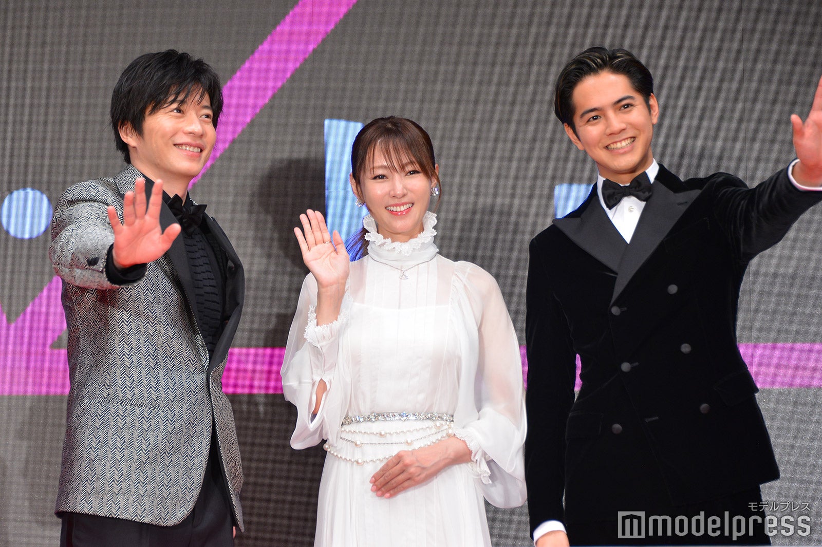 「A 2 Z」が世界に配信されるのを手で表現していた途中で笑ってしまった田中圭、深田恭子、片寄涼太（C）モデルプレス