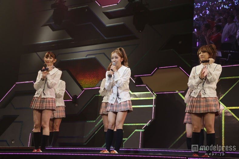 画像3/5) 小嶋陽菜、「恥ずかしい」 ミニスカ制服衣装に大照れ 画像3/5) 小嶋陽菜、「恥ずかしい」 ミニスカ制服衣装に大照れ