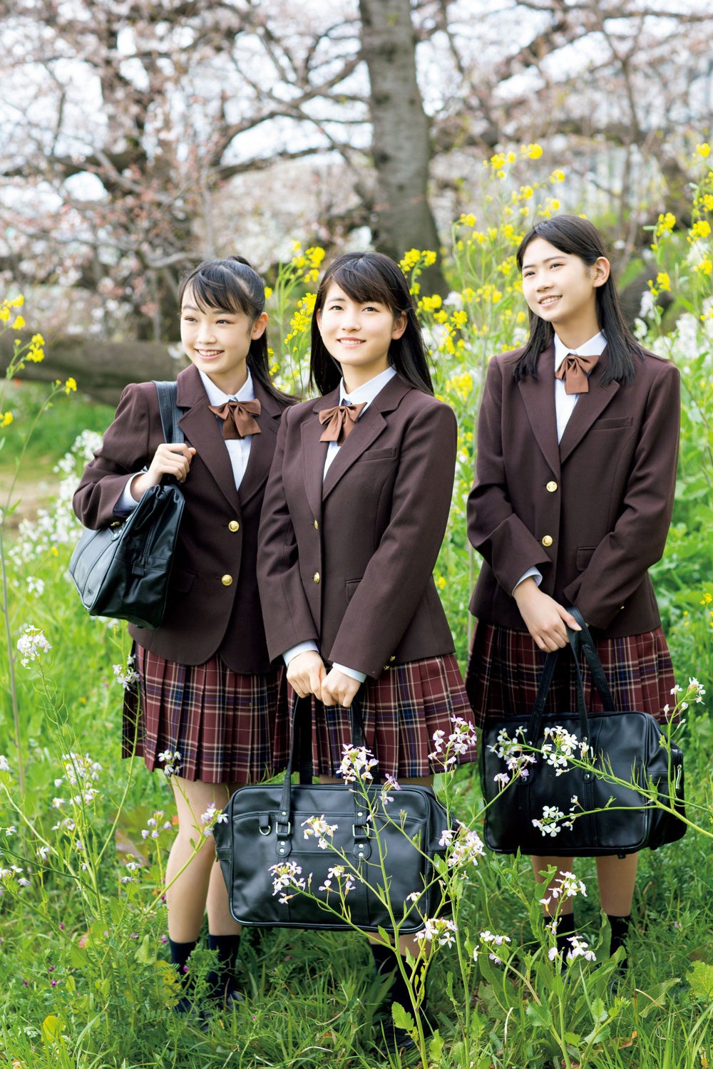 （左から）山崎愛生（※「崎」は正式には「たつさき」）、北川莉央、岡村ほまれ（提供写真：ワニブックス）