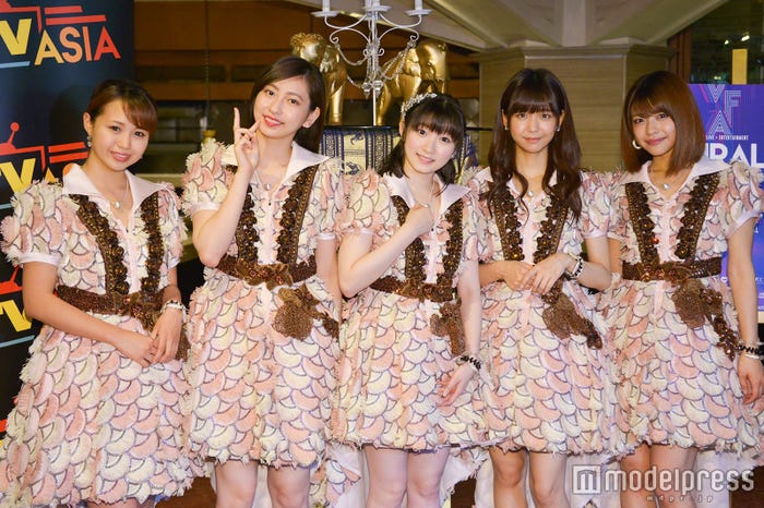 Juice=Juice(左から高木紗友希、植村あかり、宮本佳林、宮崎由加、金澤朋子) (C)モデルプレス