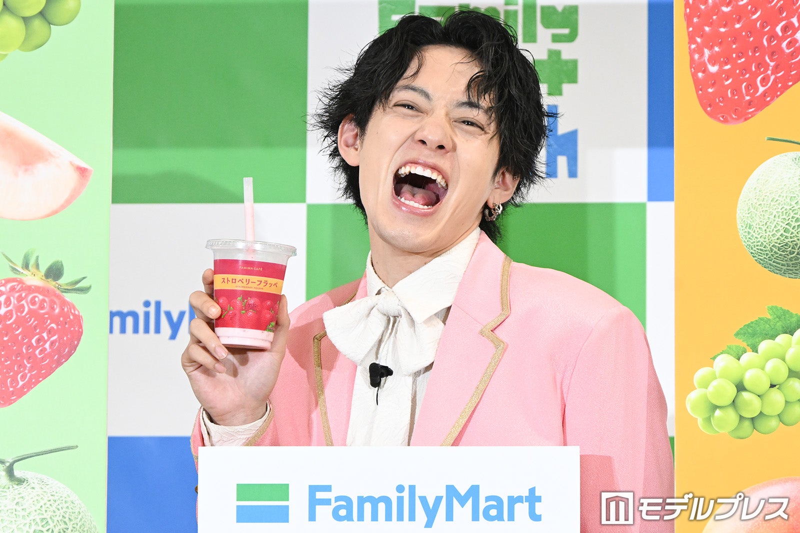 決め顔チャレンジをするケンケン（C）モデルプレス