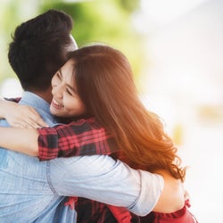君にメロメロ…♡男性がトリコになっちゃう「デート中のハグ」って?