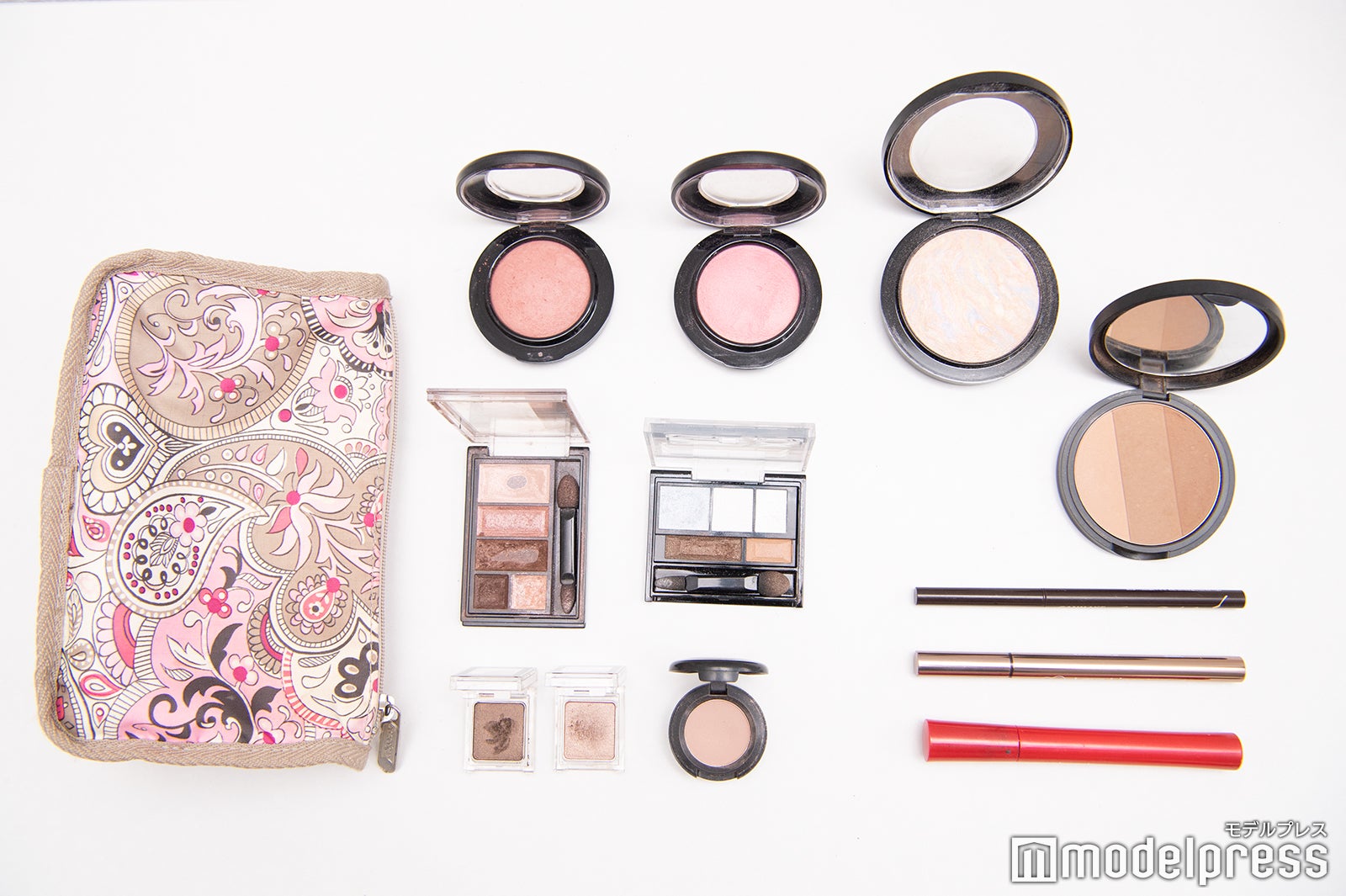 藤村さおりアナウンサーのポーチの中身は？（C）モデルプレス