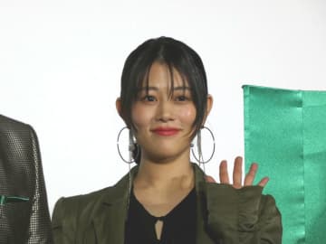 高畑充希 第1子出産後初の公の場 細身の黒ドレスで現れ笑顔 出産発表から1カ月で