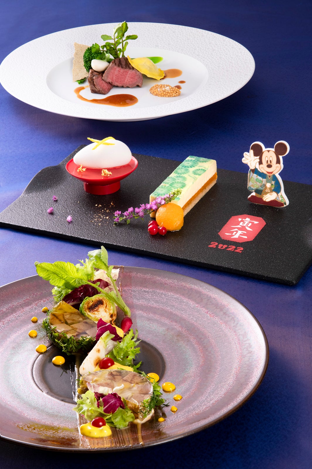 ディズニーアンバサダーホテルの「エンパイア・グリル」にて提供する「エンパイア・グリル・ディナー」12,000円（C）Disney