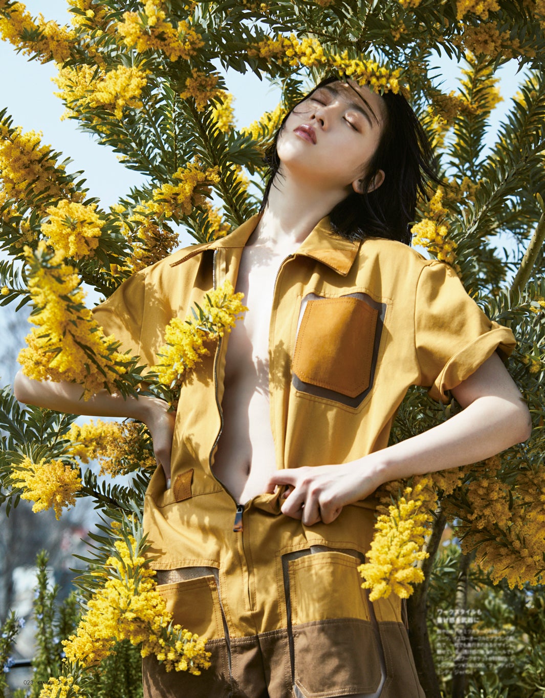 三吉彩花「FENDI」大胆に着こなし　あどけなさと艶っぽさが共存