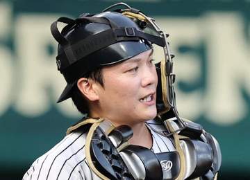 阪神 伏見寅威が好判断で高橋遥人をアシスト 暴投で三塁に投げず一塁走者をタッチアウトに 最少失点で切り抜ける 広島は痛恨の走塁死に