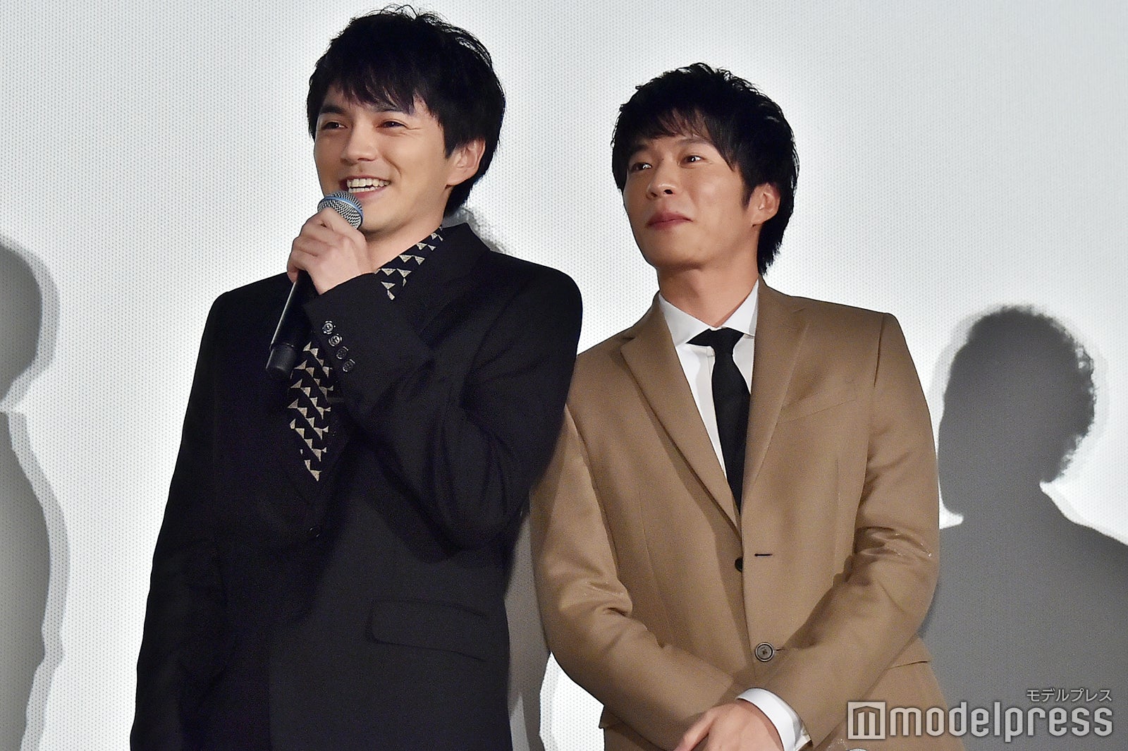 ライブビューイングのカメラを意識する林遣都、田中圭（C）モデルプレス