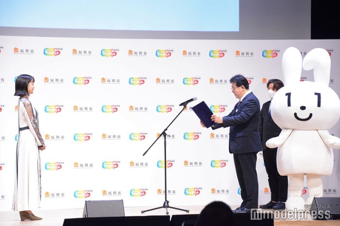 深川麻衣、金子恭之大臣(C)モデルプレス