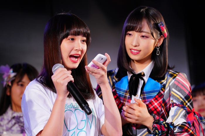 シター、小栗有以 (C)AKS