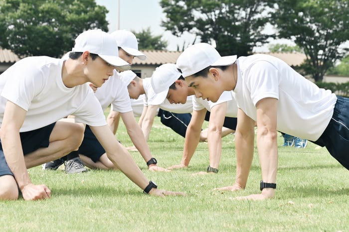 (左から)佐野勇斗、町田啓太/「テッパチ!」第2話より(C)フジテレビ