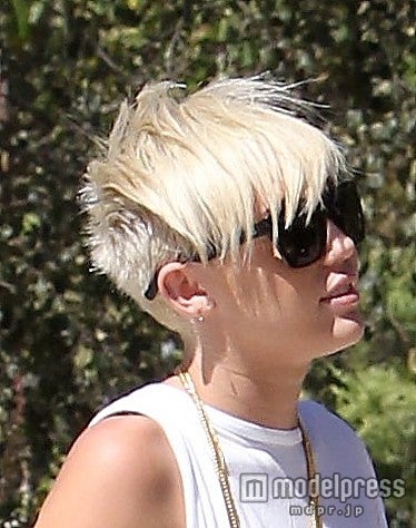 ヘアも後頭部はカリアゲ君になってます。x17 online.com / Zeta Image