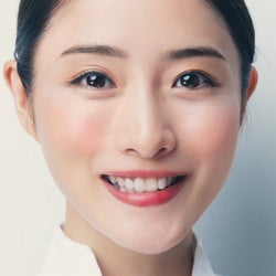 石原さとみ、秒速メイク披露「オーブ」チークで美貌際立つ