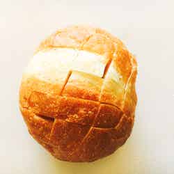 手順1：フランスパンは1.5cm幅に格子状の切れ目を入れる／画像提供：柏原歩