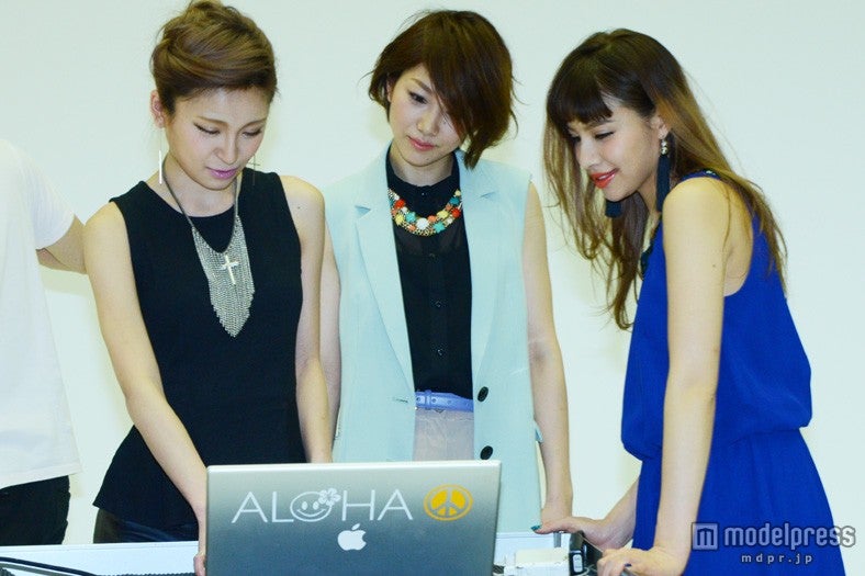 （左から）高橋真依子、潮田玲子、難波サキ／公開シューティングの様子