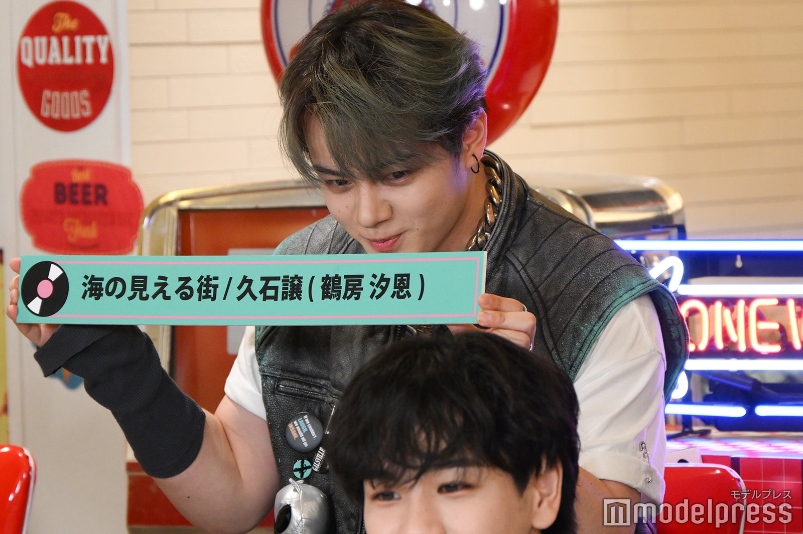 ドライブで聴きたい楽曲を発表する鶴房汐恩（C）モデルプレス