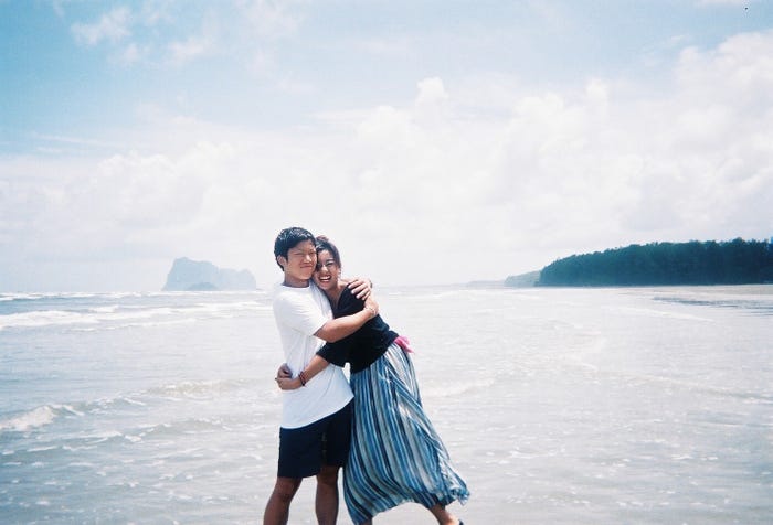 裕ちゃん、アスカ 独占オフショット/「あいのり:Asian Journey」(C)フジテレビ