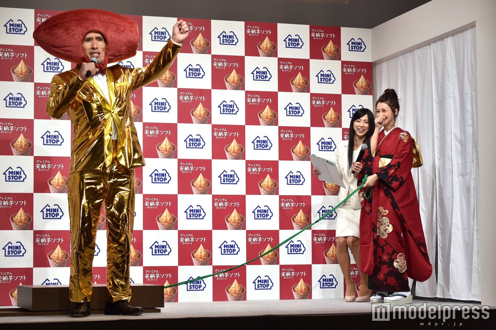 ダレノガレ明美（右）に“収穫”された篠原信一（左）／ （C）モデルプレス