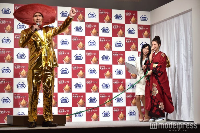 ダレノガレ明美(右)に“収穫”された篠原信一(左)/ (C)モデルプレス