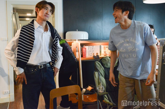 向井康二の言動に爆笑するマーチ=チュターウット・パッタラガムポン(C)モデルプレス