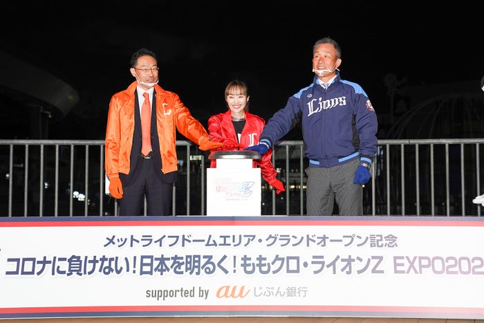 打ち上げ花火を点灯させる百田夏菜子(真ん中)、辻発彦監督(右)(提供写真)