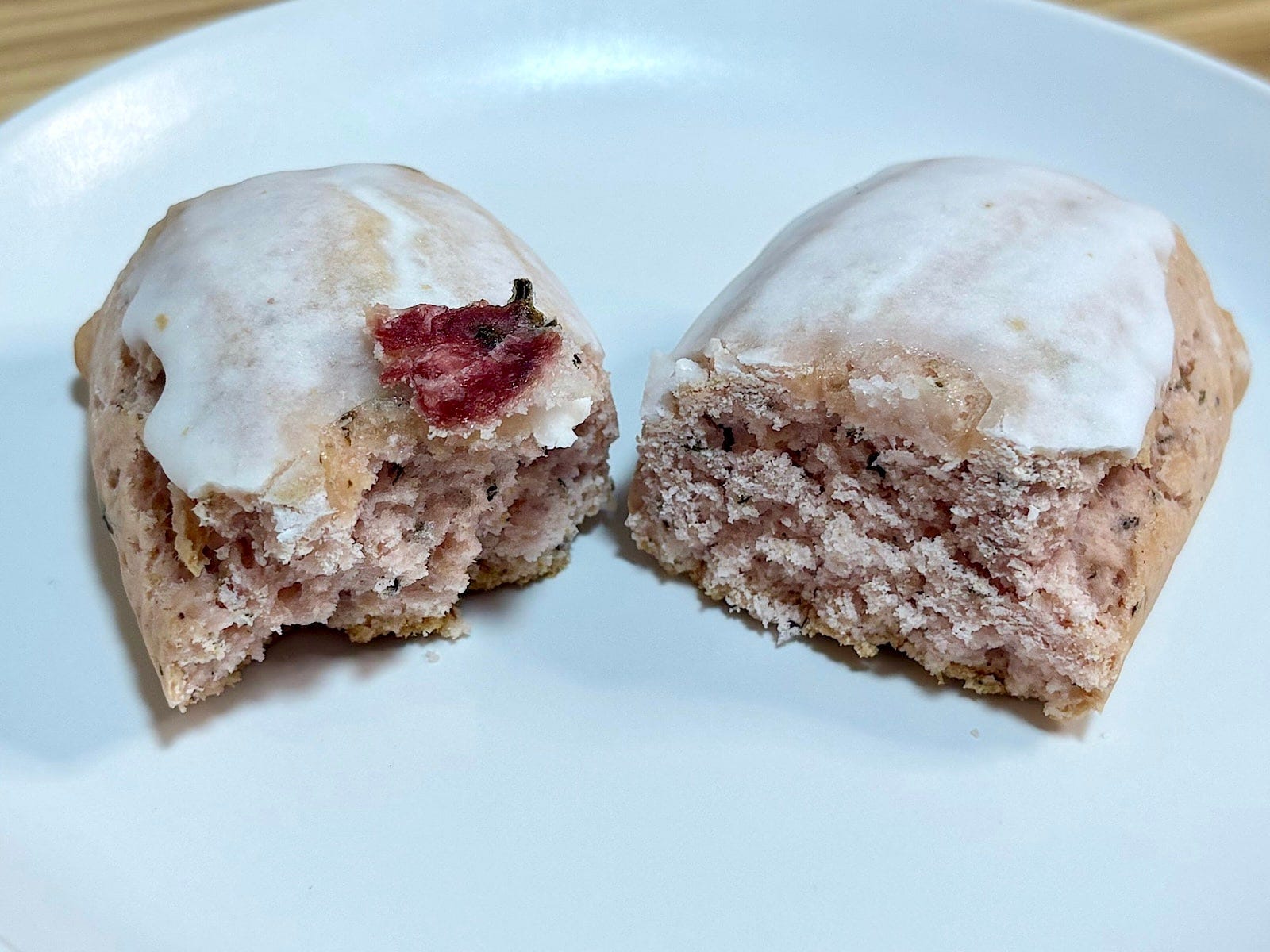 桜の香りに癒される、満足感たっぷりのスコーン。トースターで温めてから食べるとさらに美味!