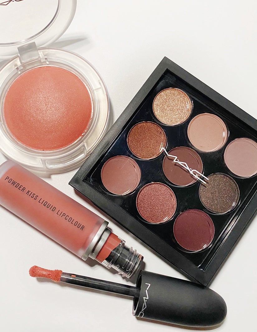 （画像左上から反時計回り）「グロー プレイ ブラッシュ グランド」、「パウダー キス リキッド リップカラー マル イット オーバー」、「スモール アイシャドウ×9 バーガンディ タイムズ ナイン」（画像提供：M・A・C）