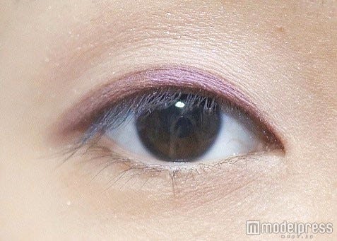 パープルの擬似二重ラインは優しいのに印象的な目元に/写真・MAKO(C)モデルプレス