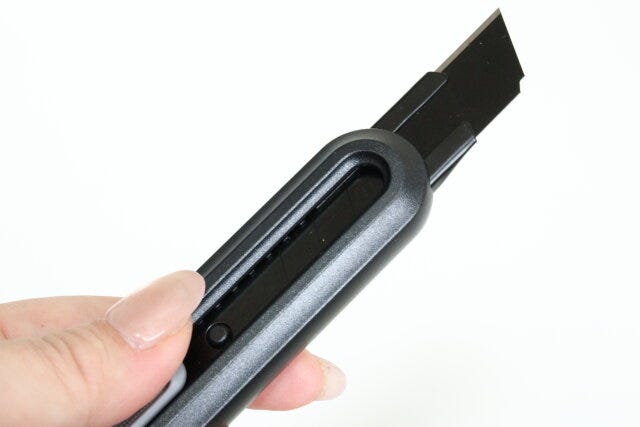 オートロック式カッター（15.4cm×2.8cm×1.8cm）　刃