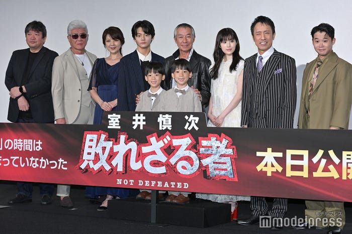 (後列左から)本広克行監督、小沢仁志、飯島直子、齋藤潤、柳葉敏郎、福本莉子、筧利夫、矢本悠馬(前列左から)前山くうが、前山こうが(C)モデルプレス