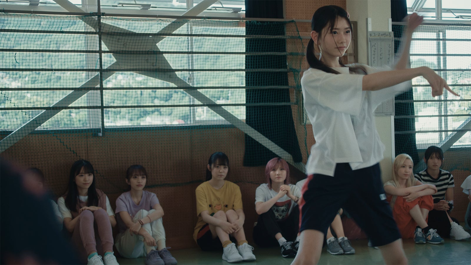 千葉恵里　AKB48 58thシングル「根も葉もRumor」MVより（C）AKB48／キングレコード