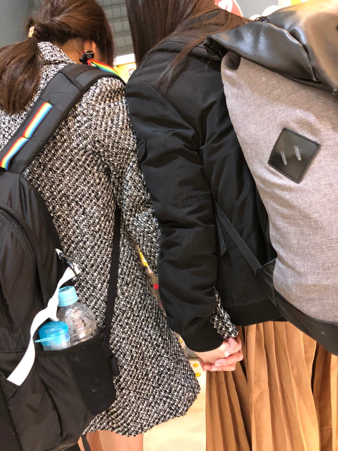 Nonoが隠し撮りした手を繋ぐamiとMOMOKAN（2018年2月）