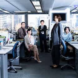 （左から）吹越満、土村芳、橋本じゅん、米倉涼子、柄本時生／Netflixオリジナルシリーズ 「新聞記者」  （C）Netflix